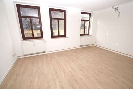 2-Zimmer-Wohnung mit BALKON, große Küche, Badewanne - frisch renoviert 2 zimmer