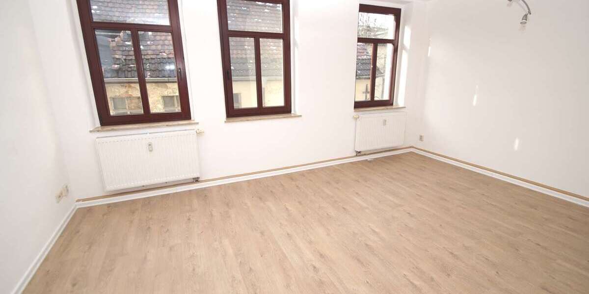 2-Zimmer-Wohnung mit BALKON, große Küche, Badewanne - frisch renoviert 2 zimmer