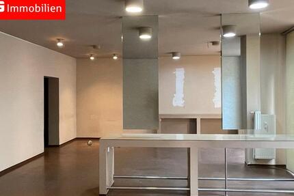 Moderne Ladenfläche mit großer Schaufensterfläche im Stadtzentrum zimmer