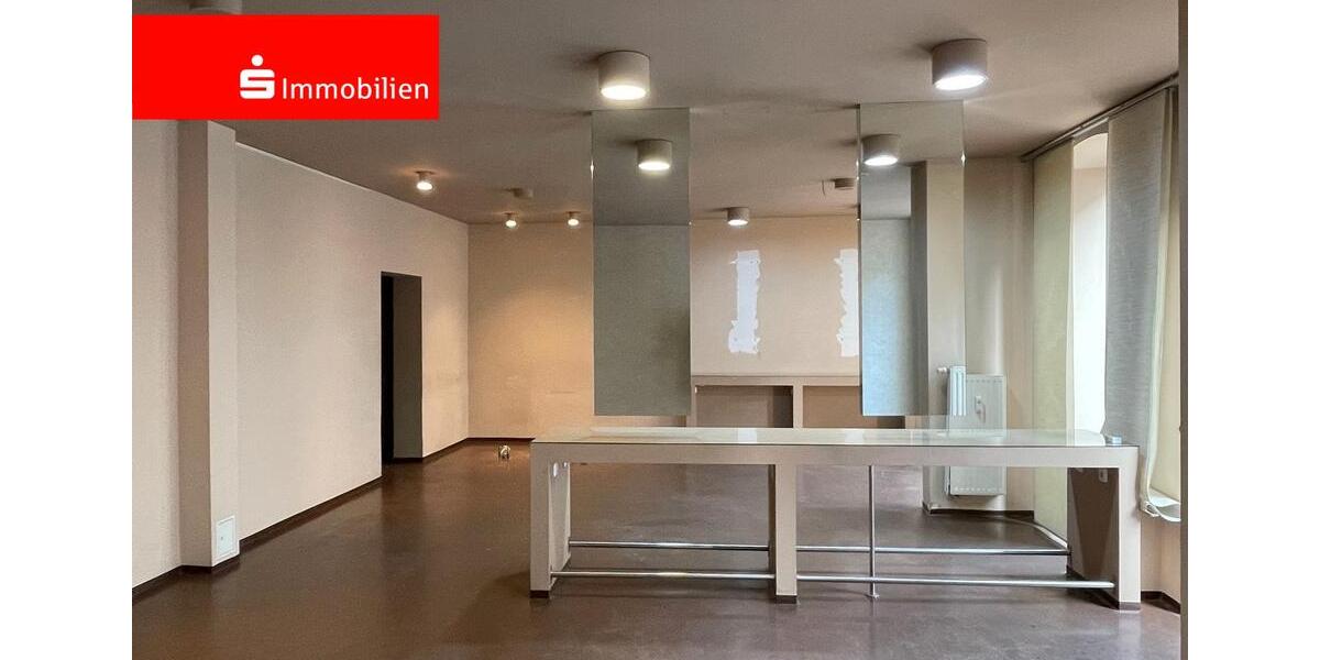 Moderne Ladenfläche mit großer Schaufensterfläche im Stadtzentrum zimmer