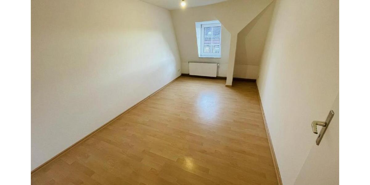 **Ihr neues Zuhause wartet: 4-Raum-Wohnung mit Komfort-Badezimmer und großzügigem Wohnambiente!** - Dachgeschoßwohnung Gera Alt-Bieblach | Angebot:26248804