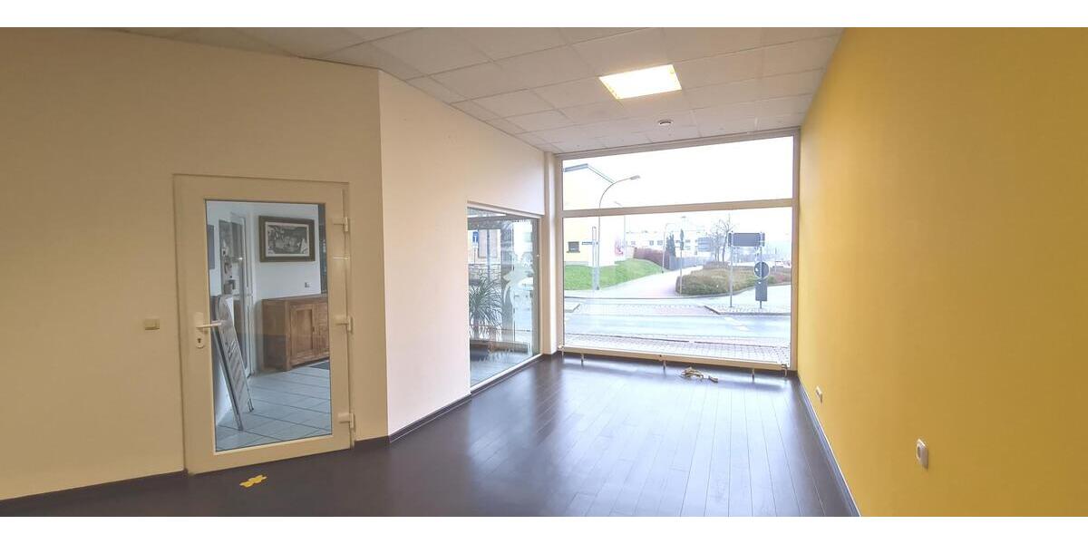 Große Laden-, Büro- oder Praxisfläche in Hermsdorf zimmer