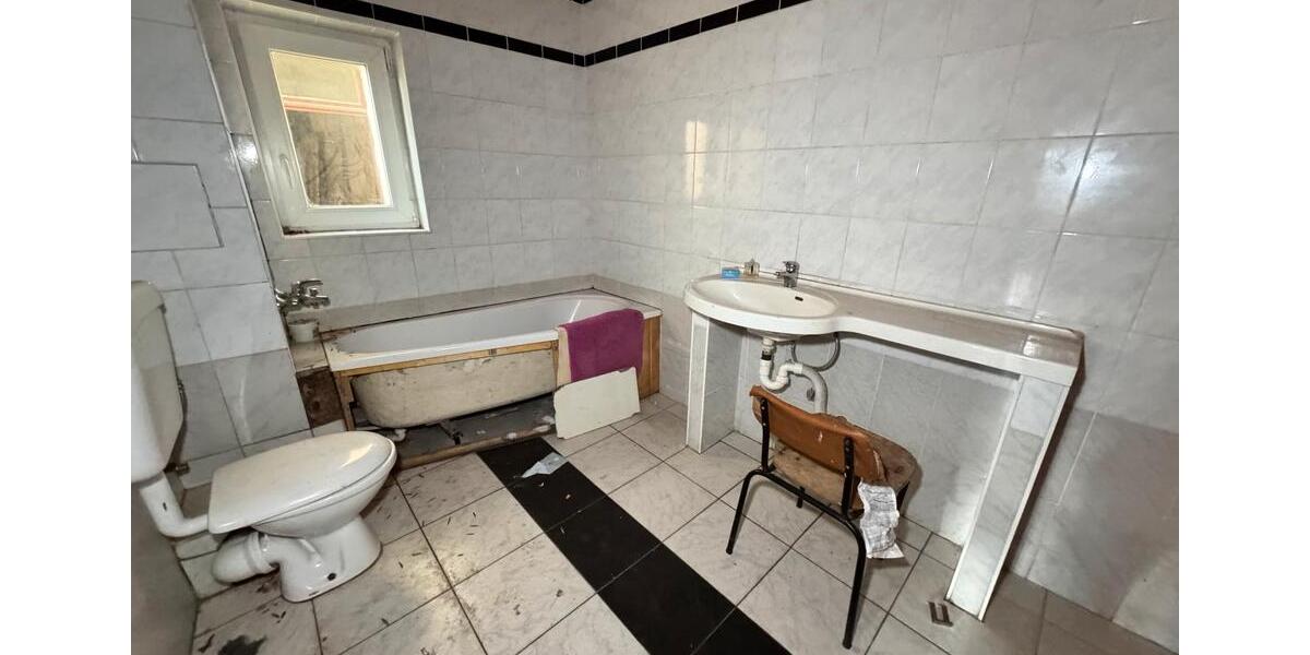 ZWEI HÄUSER, SCHUPPEN UND GARAGE 8 zimmer