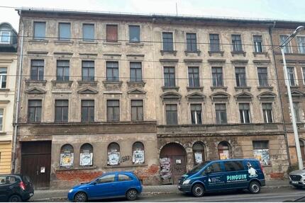 Zum Verkauf: Zwei sanierungsbedürftige Mehrfamilienhäuser 20 zimmer