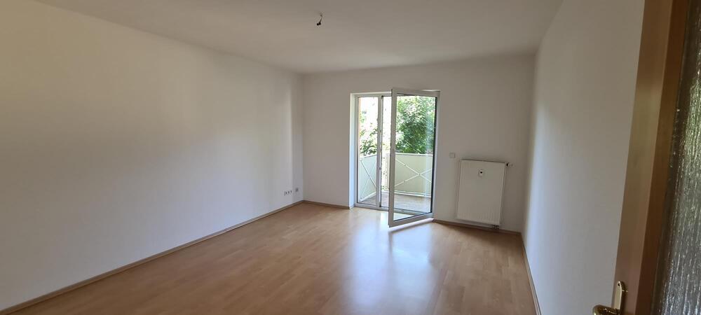 helle und kpl. sanierte ZweiZimmerwohnung im ruhigen grünen Umfeld