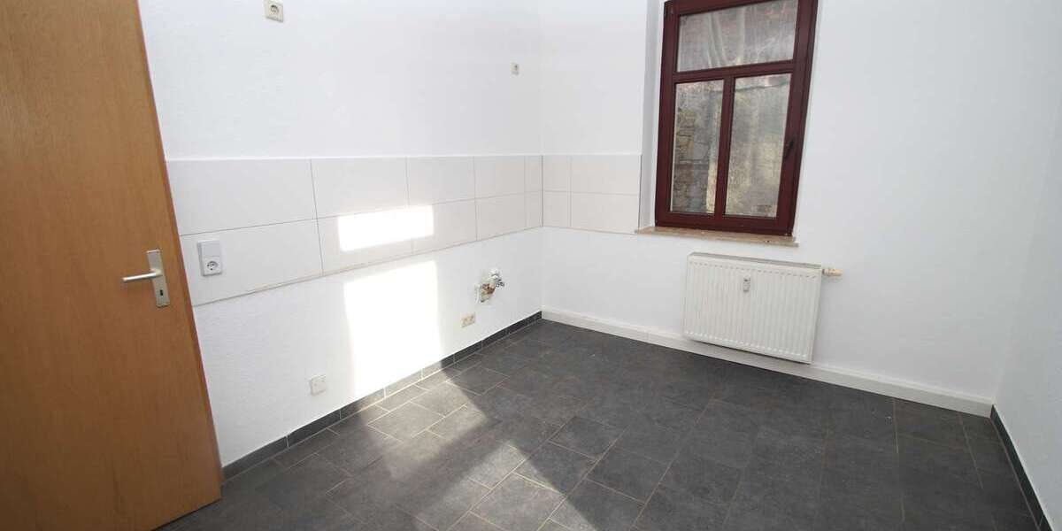 2-Zimmer-Wohnung mit BALKON, große Küche, Badewanne - frisch renoviert 2 zimmer